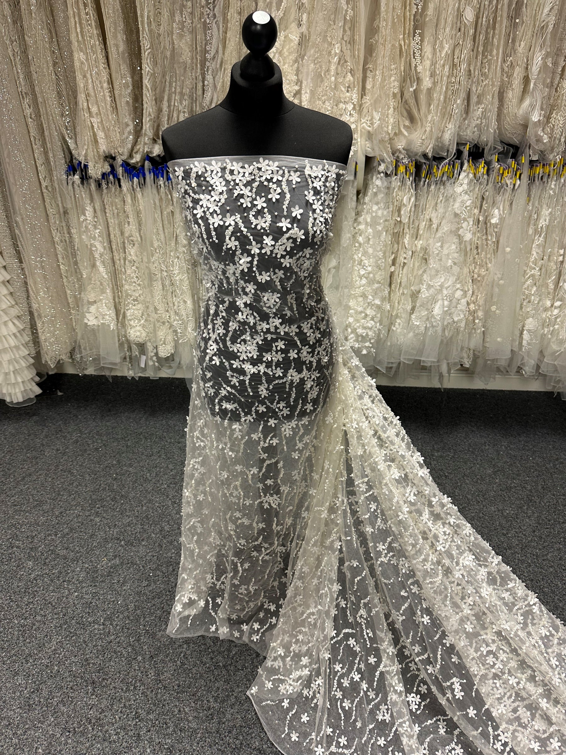 Elfenbeinfarbene, perlenbesetzte Laserspitze - Medaillon