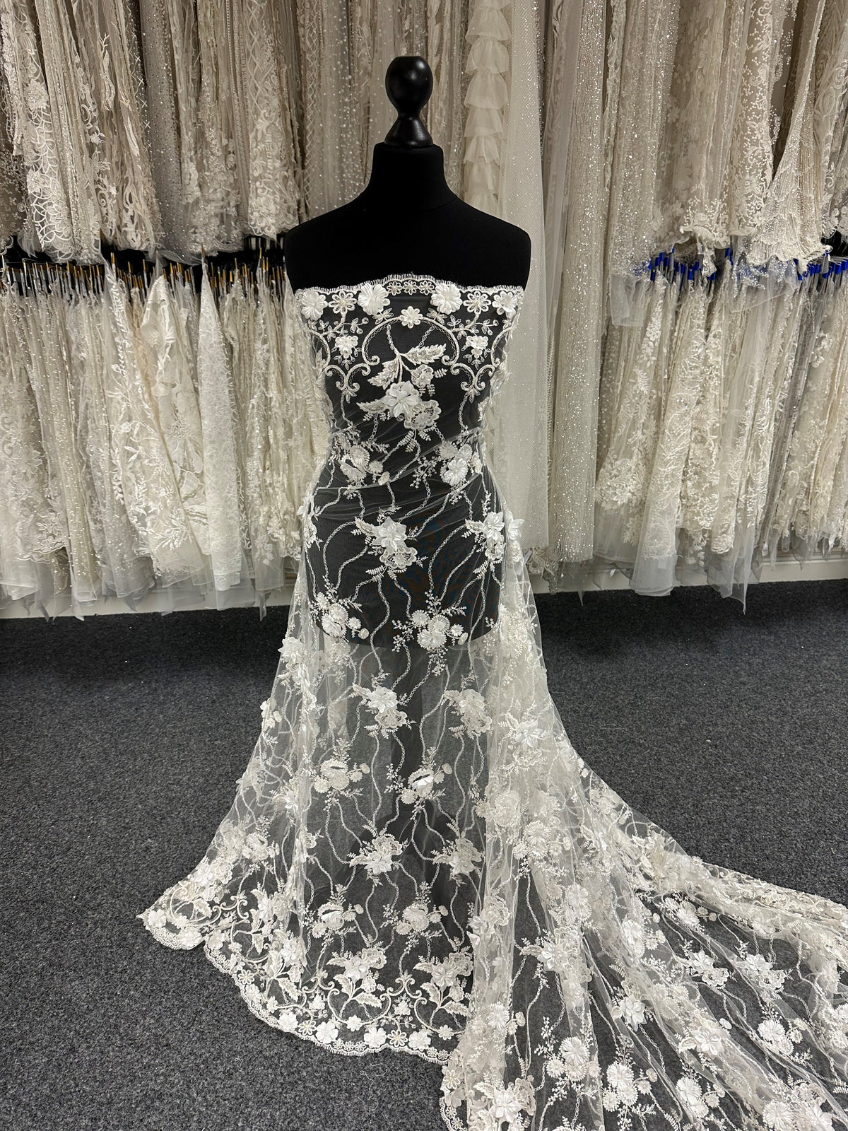 Elfenbeinfarbene Blumenspitze – Galliarde