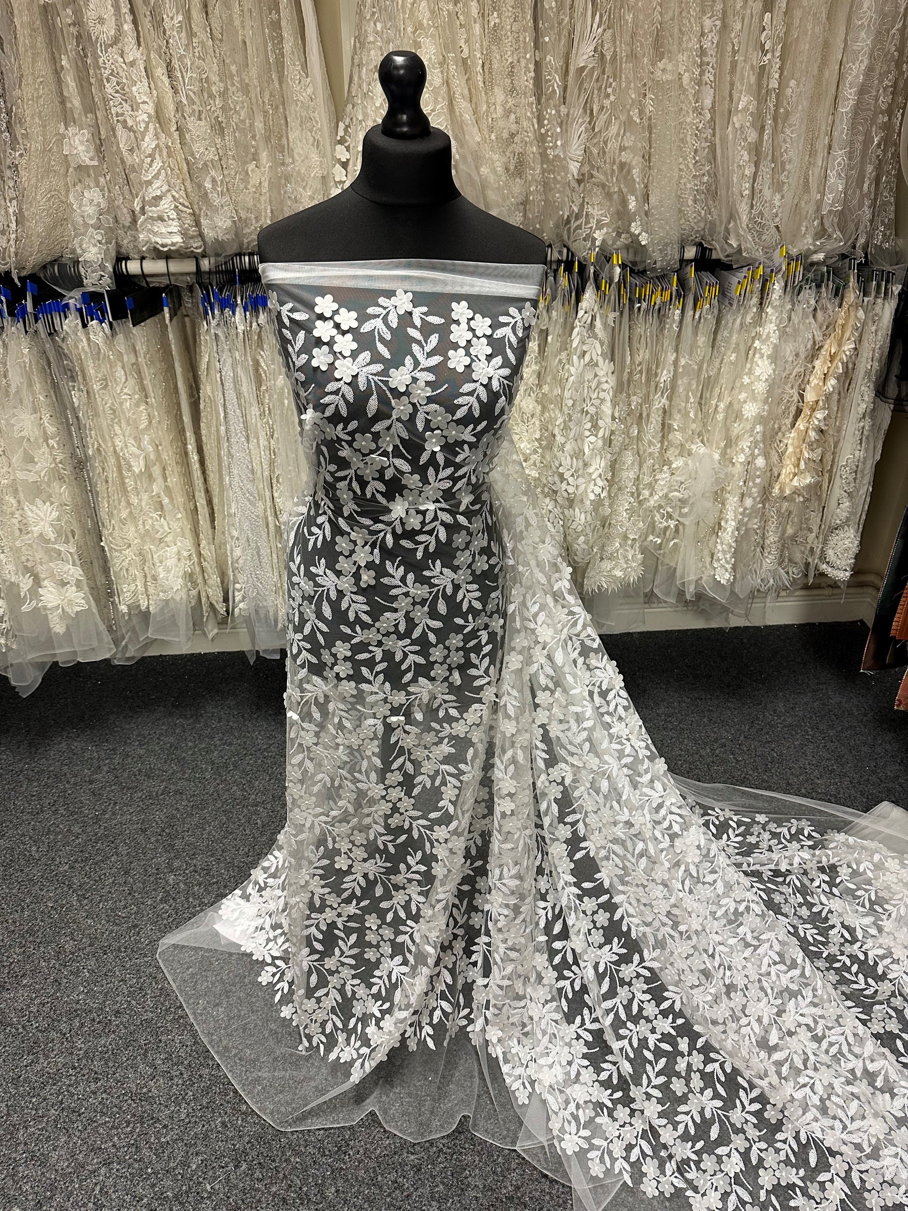 Elfenbeinfarbene 3D-Stickspitze – Finch (CF Florence)