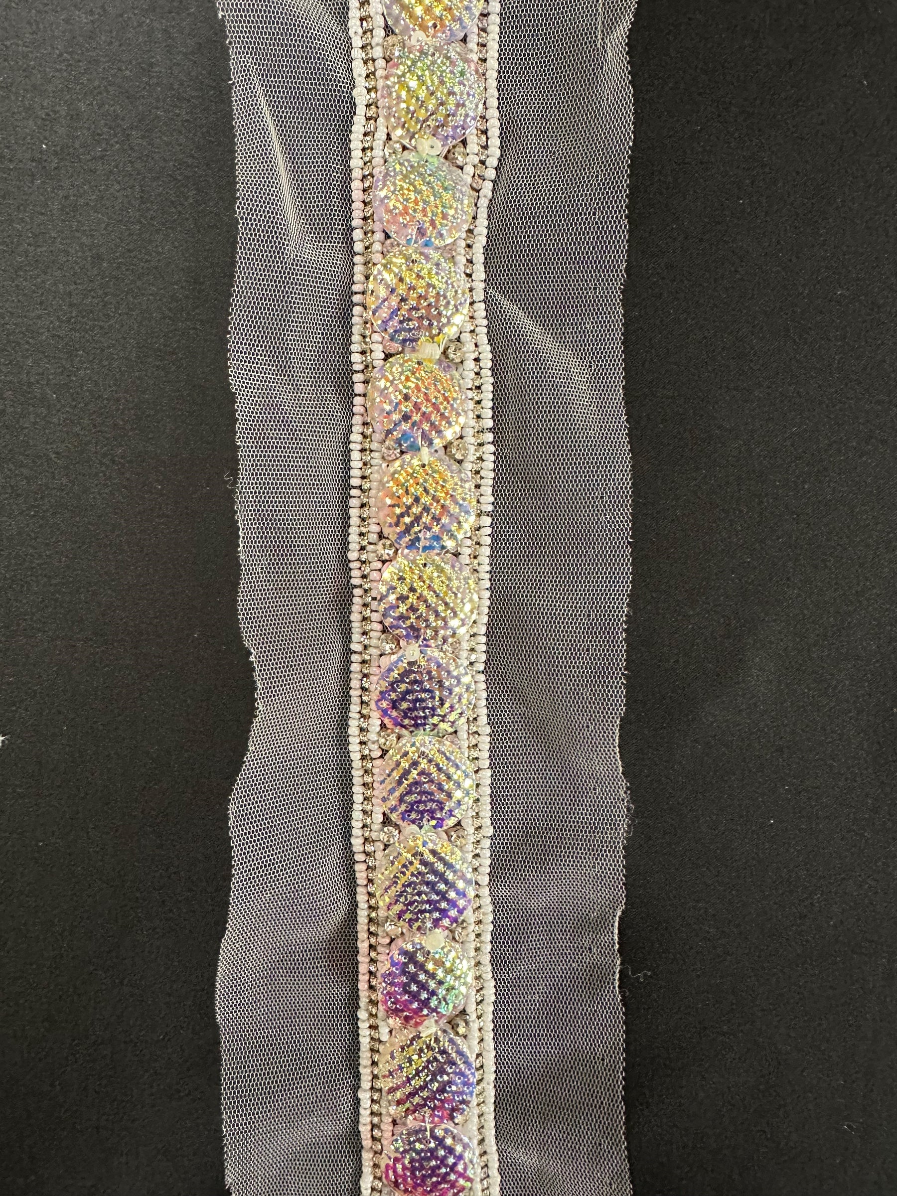 Schimmernder und perlenbesetzter Kleiderbesatz - TR/413