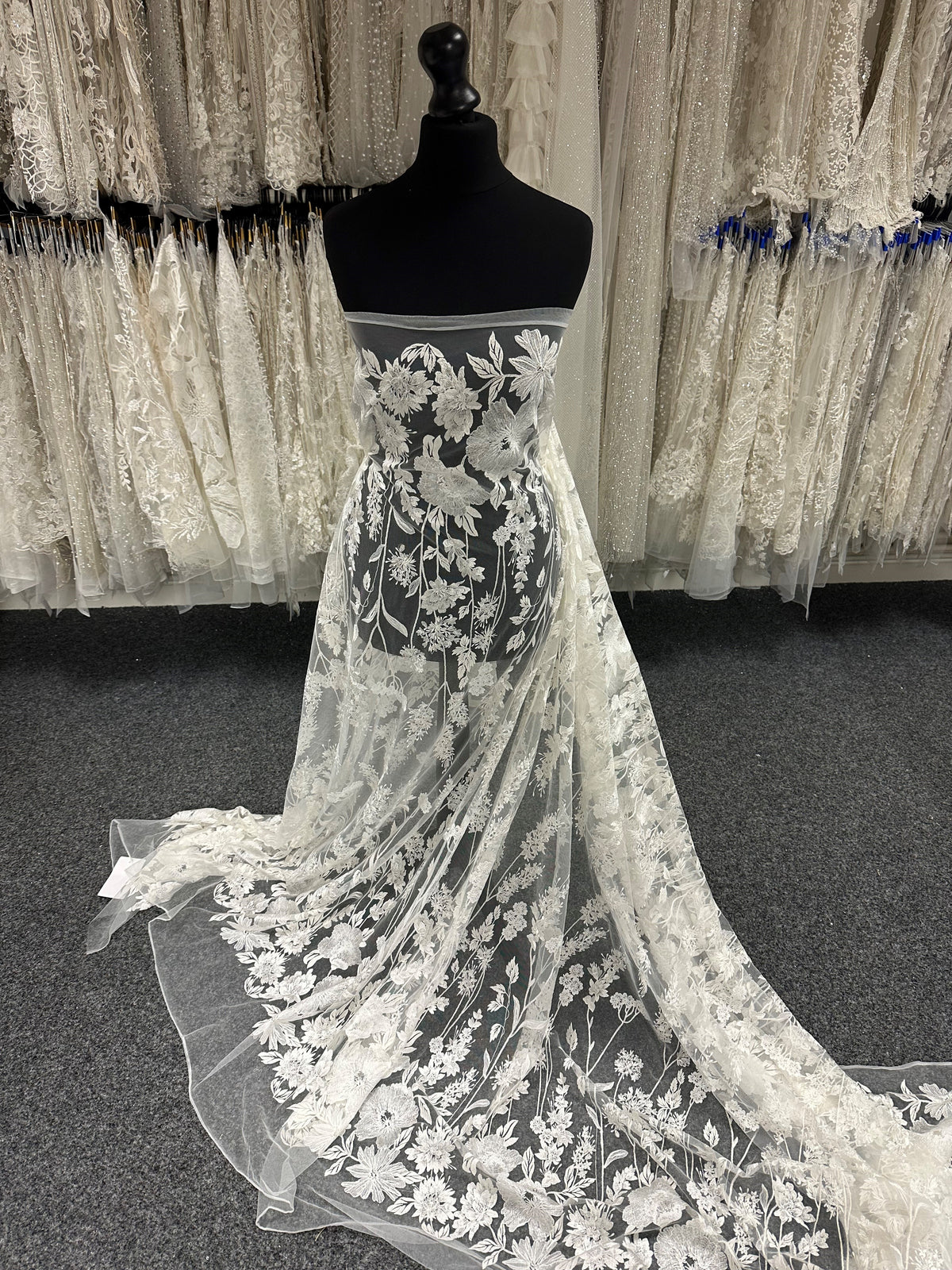 Elfenbeinfarbene bestickte Spitze - Genby