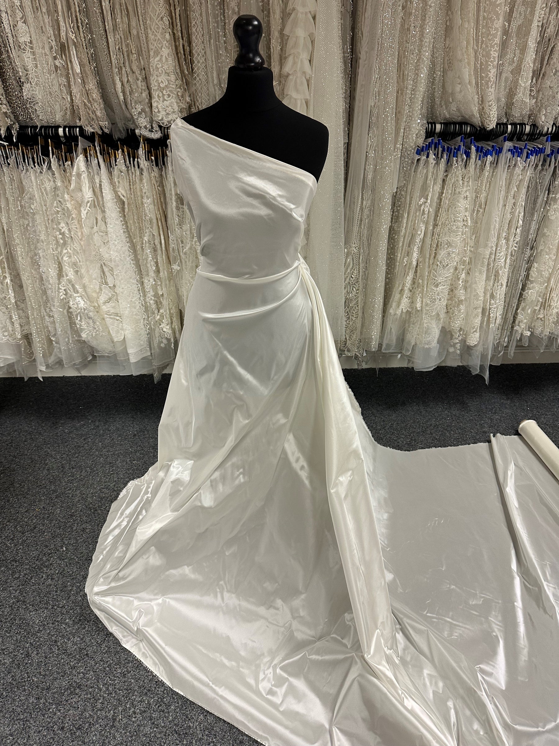 Elfenbeinfarbener Polyester-Taft - P600