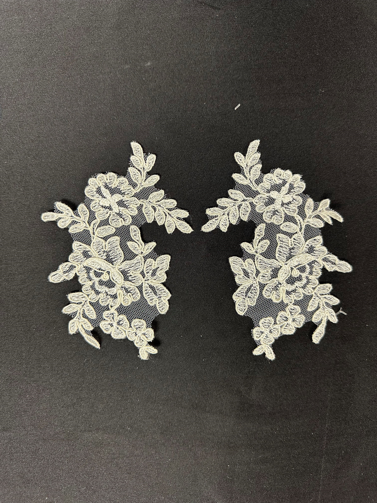 Elfenbeinfarbene Perlenspitzenapplikationen - Geräusch