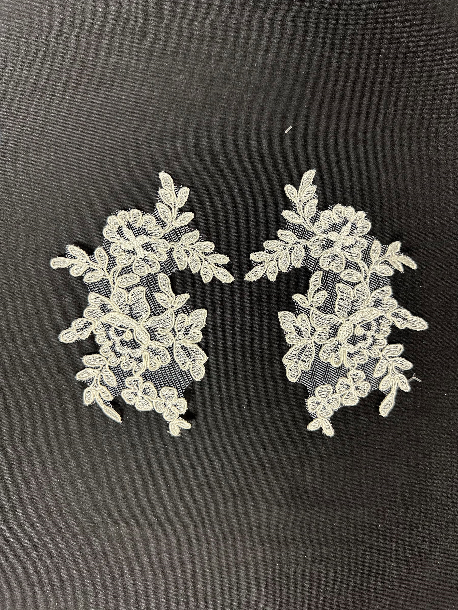 Elfenbeinfarbene Perlenspitzenapplikationen - Geräusch