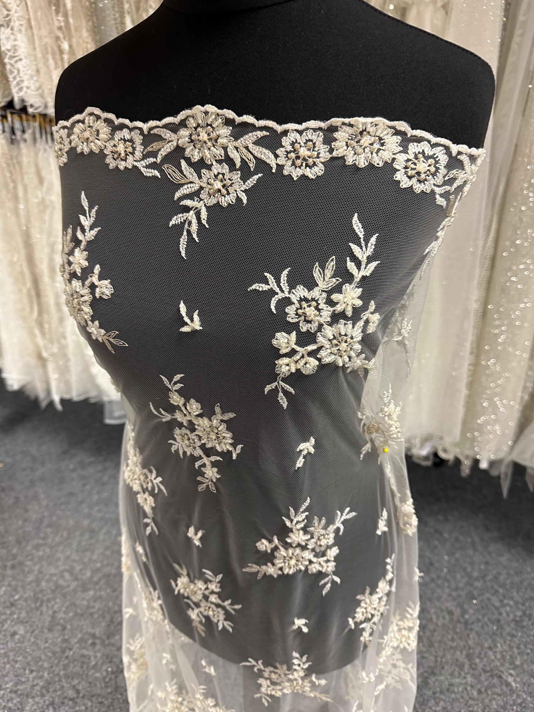 Elfenbeinfarbene Perlenspitze - Riese