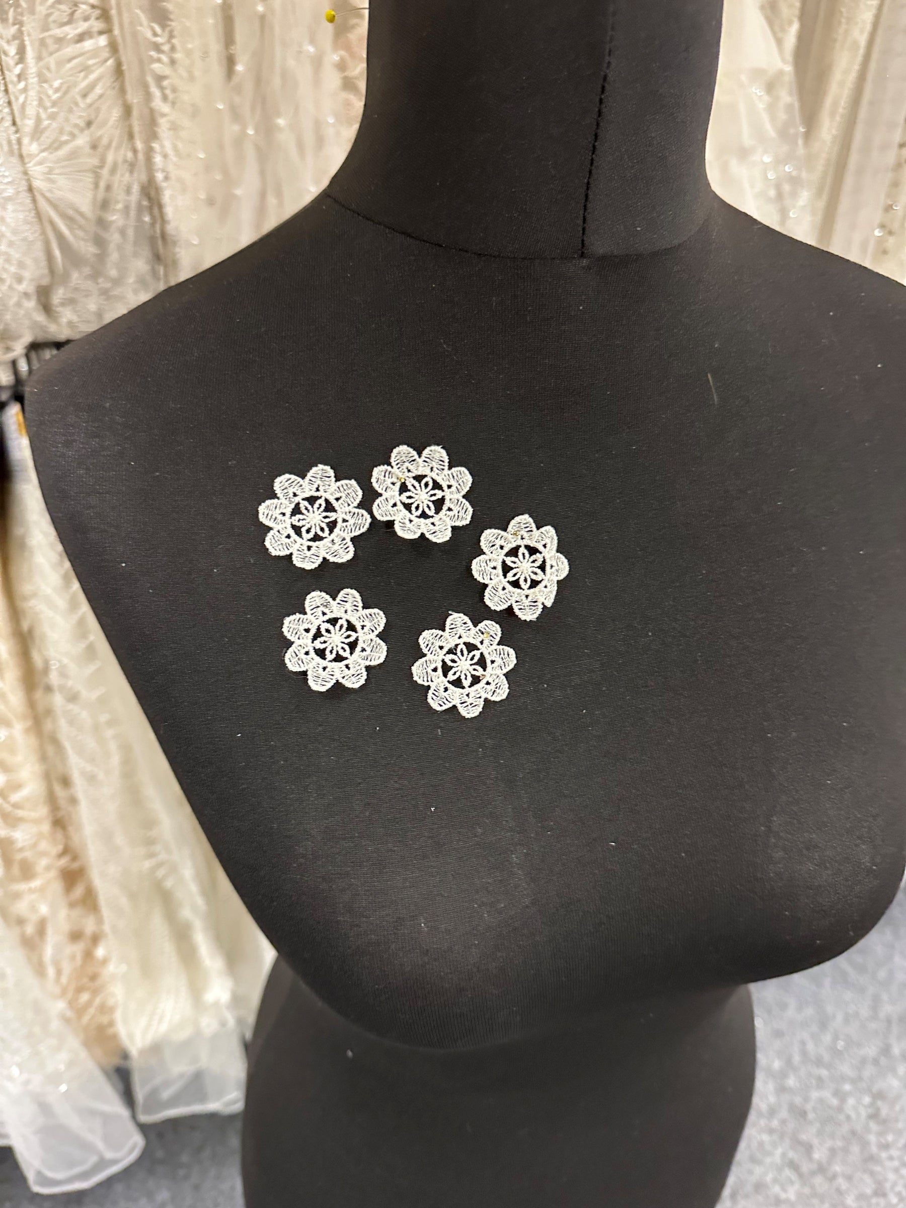 Elfenbein bestickte Blume – MM0007 (Beutel mit 144 Stück)