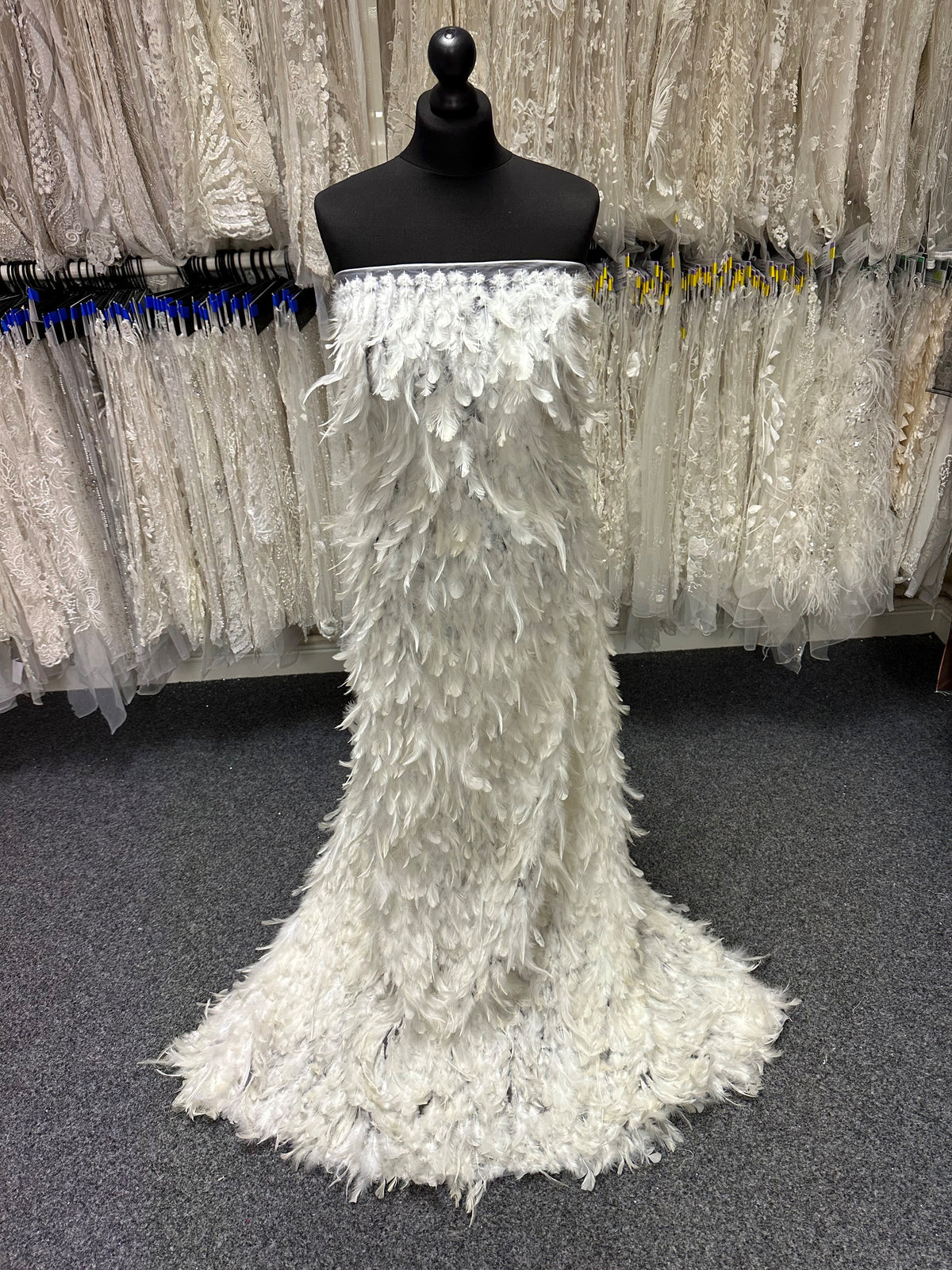 Elfenbeinfarbener, mit Federn verzierter Tüll - Federkiel