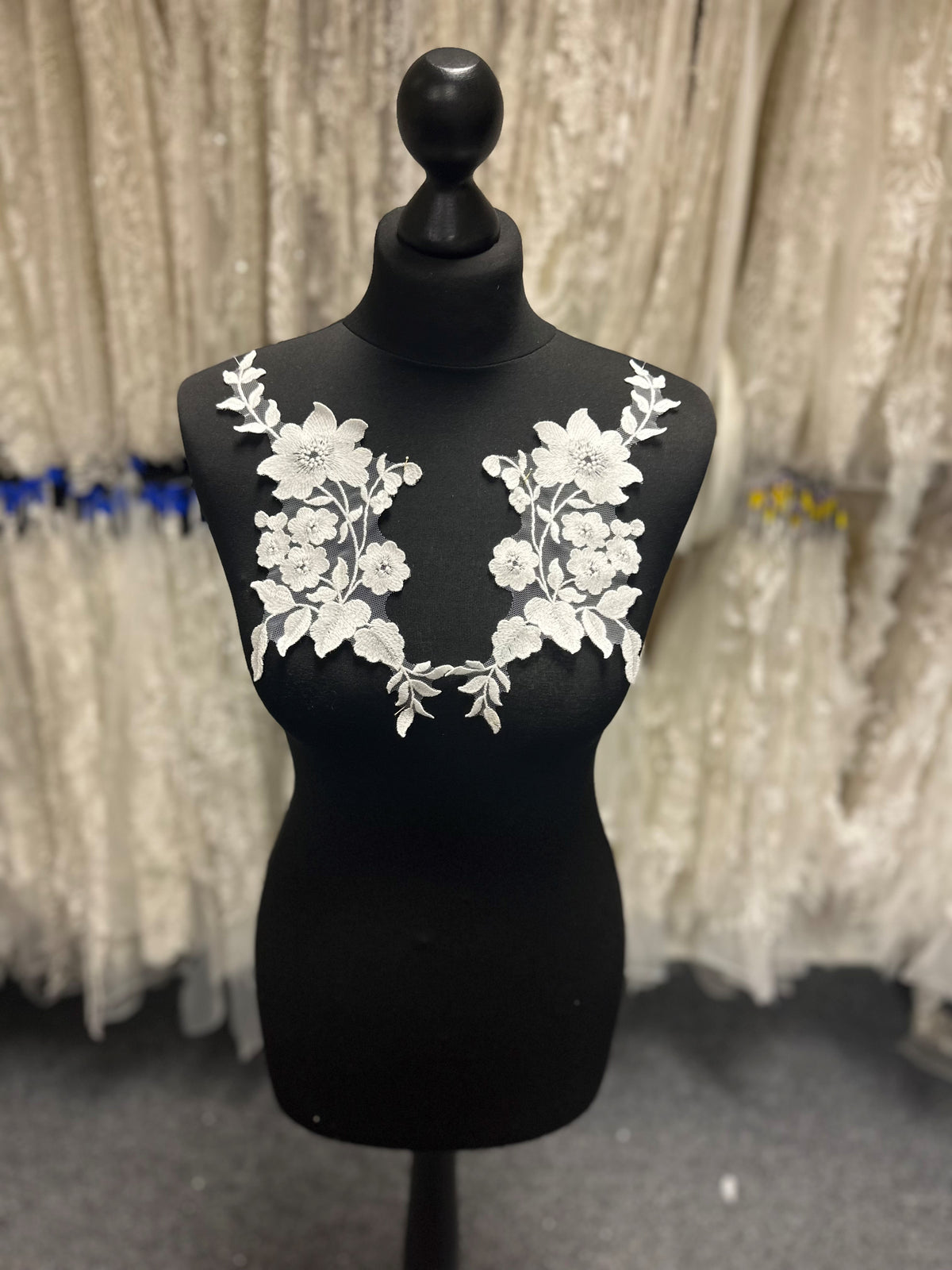 Elfenbeinfarbene, unbestickte Spitzenapplikationen – AP 534 U