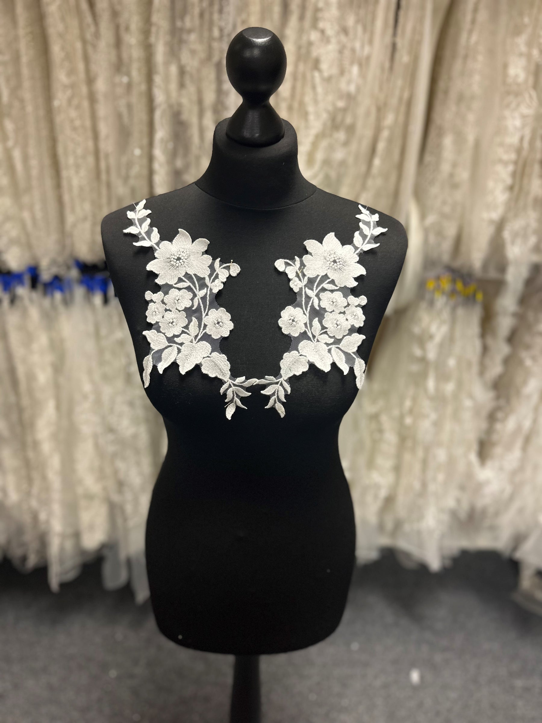 Elfenbeinfarbene, unbestickte Spitzenapplikationen – AP 534 U