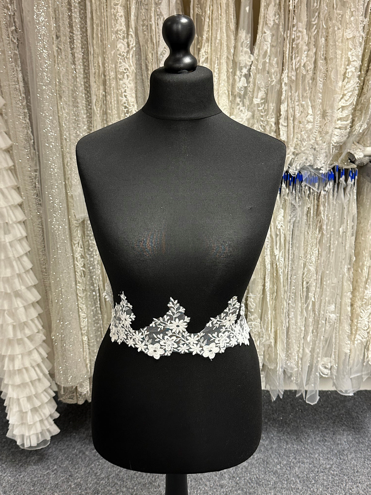 Elfenbeinfarbener Blumenbesatz - Kitzeln