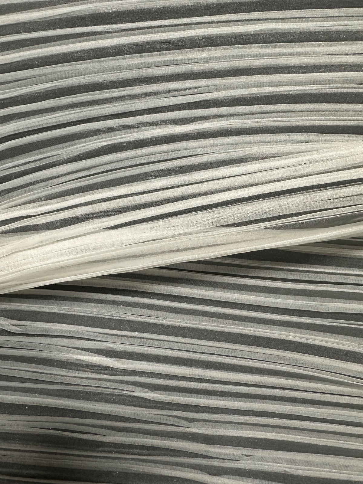 Elfenbeinfarbener, plissierter Polyester-Organza - Flirtation (CF)