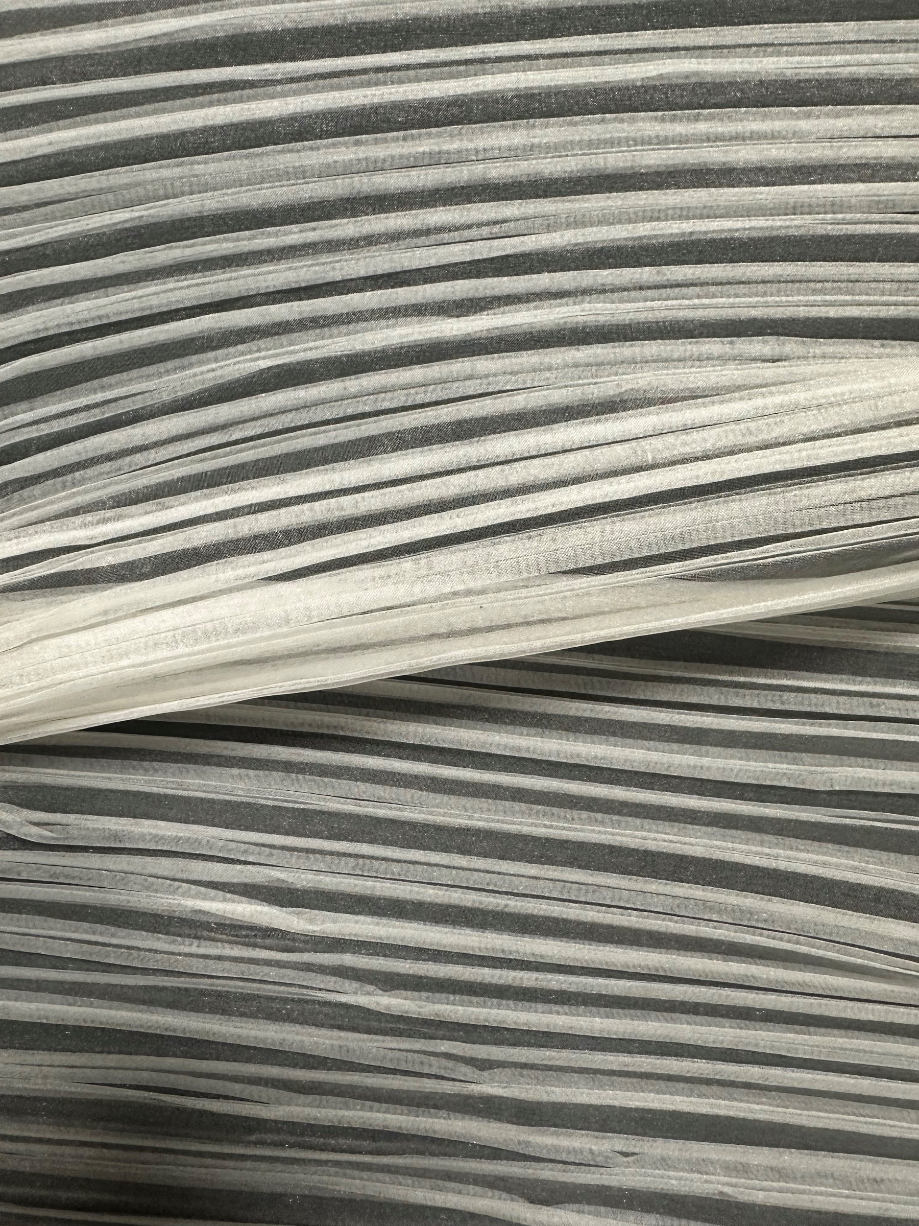 Elfenbeinfarbener, plissierter Polyester-Organza - Flirtation