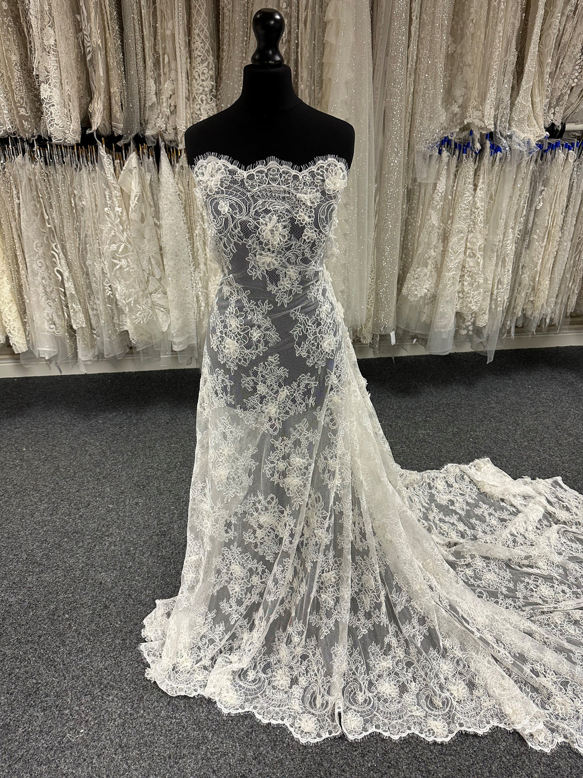 Elfenbeinfarbene 3D-Raschelspitze mit Kordel - Clarke