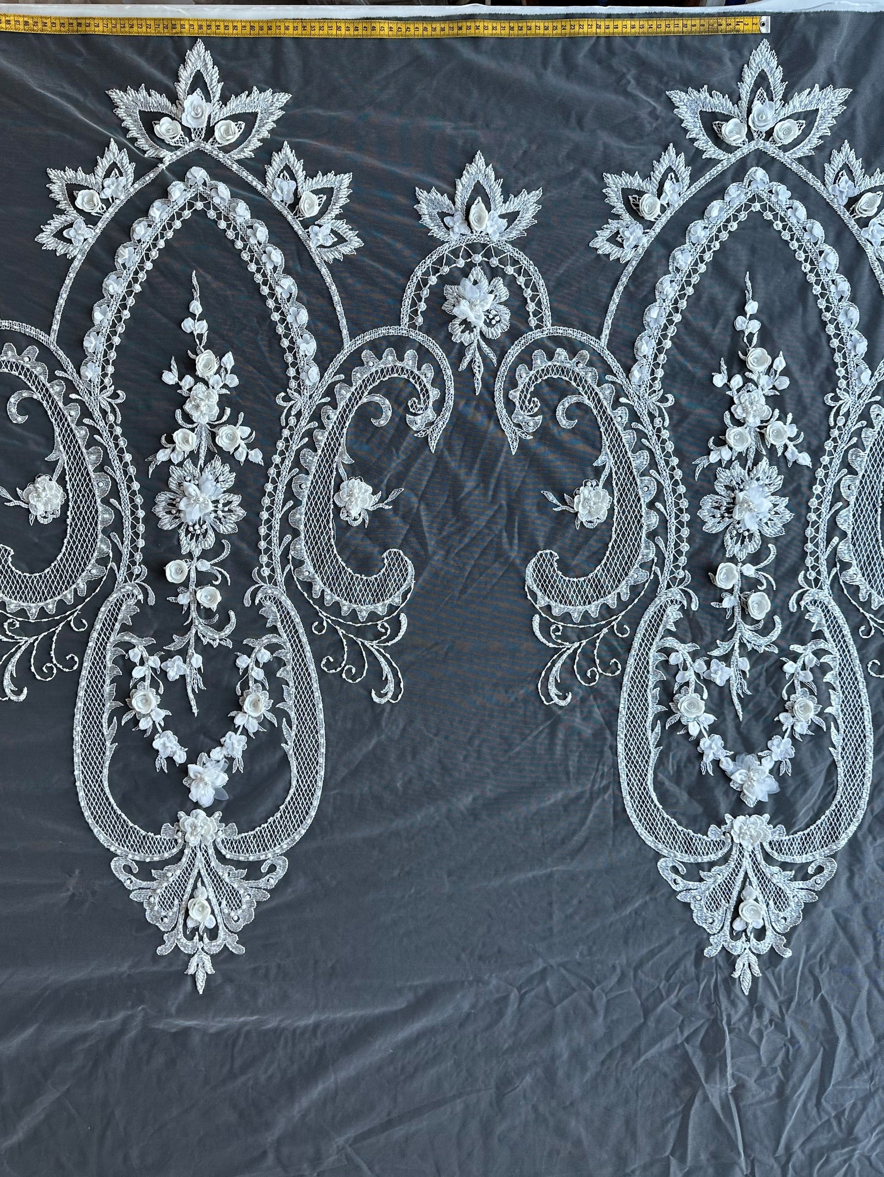 Elfenbeinfarbene Perlenspitze – Simone