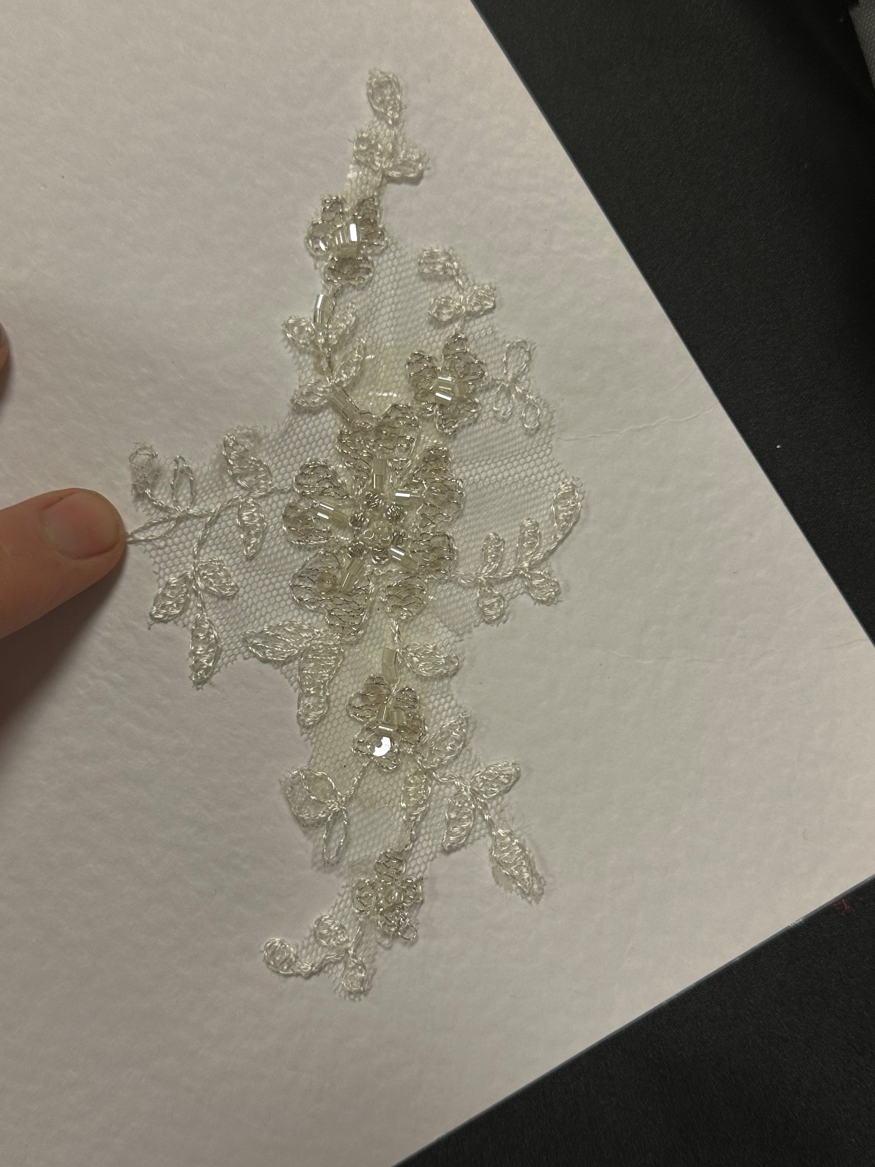 Elfenbeinfarbene Perlenspitzenapplikationen - AP 707D