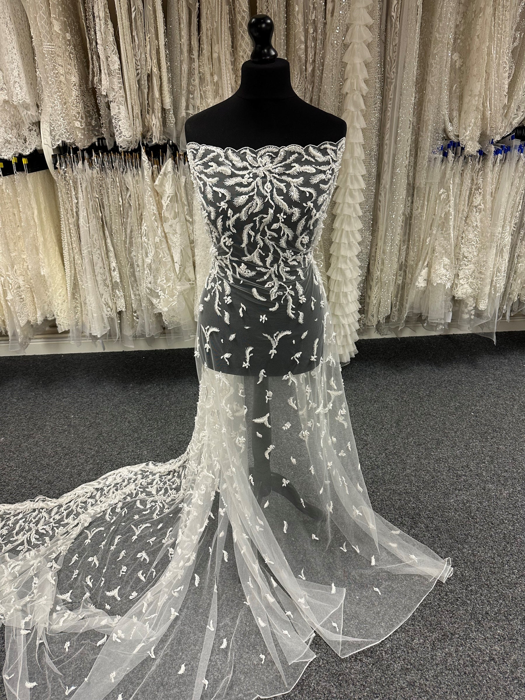 Kissen aus elfenbeinfarbener Perlenstickerei