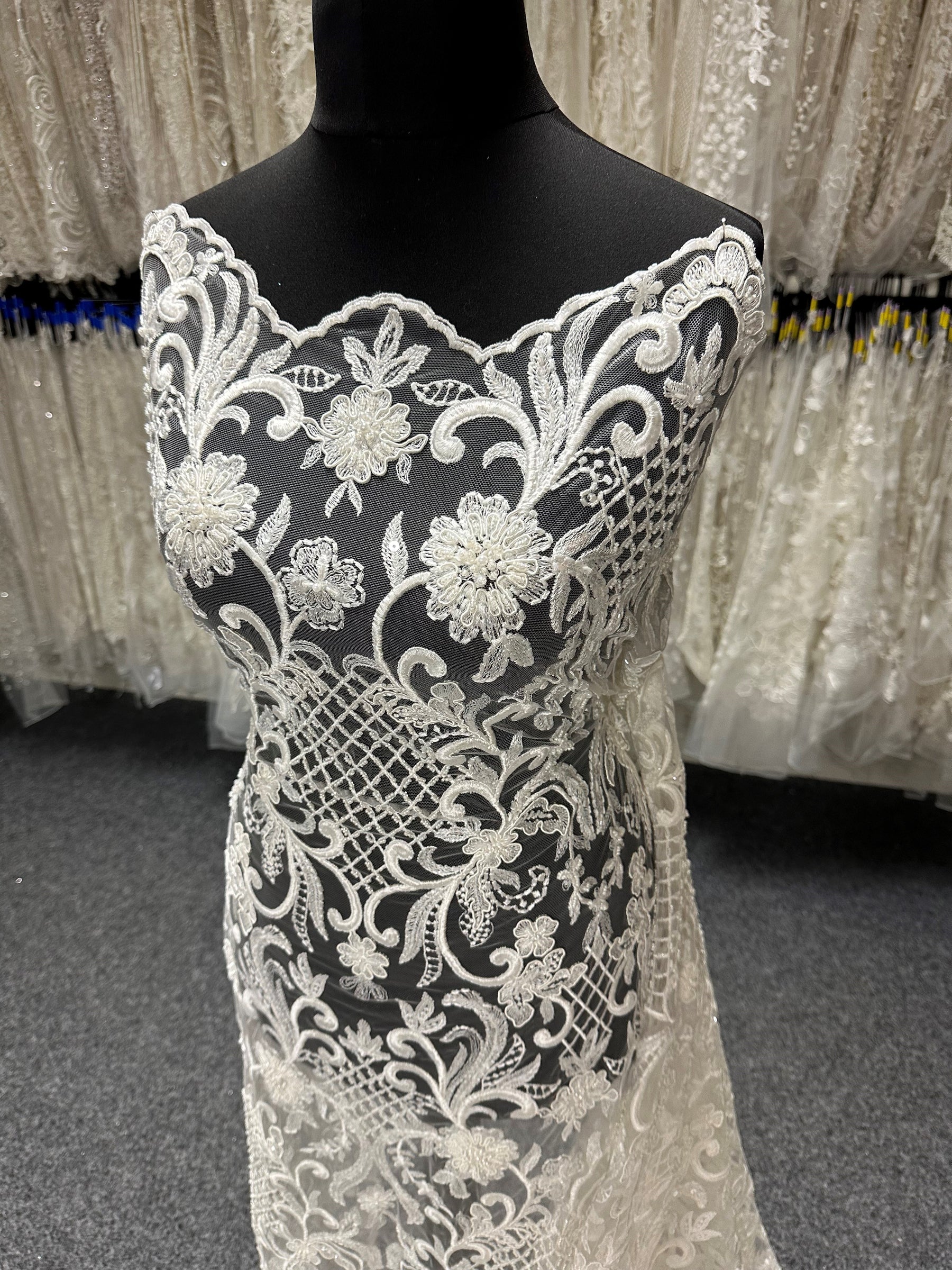 Elfenbeinfarbene, perlenbesetzte Gitterspitze - Zorb 