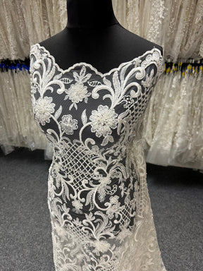 Elfenbeinfarbene, perlenbesetzte Gitterspitze - Zorb 