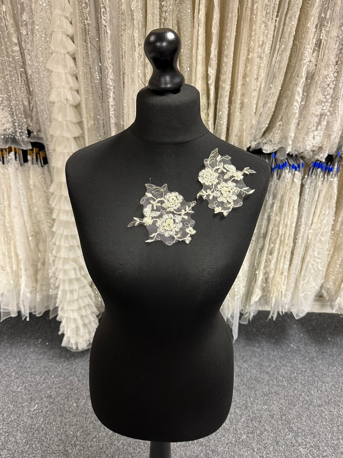 Cappuccino-farbene, perlenbesetzte Spitzenapplikationen – Saftig