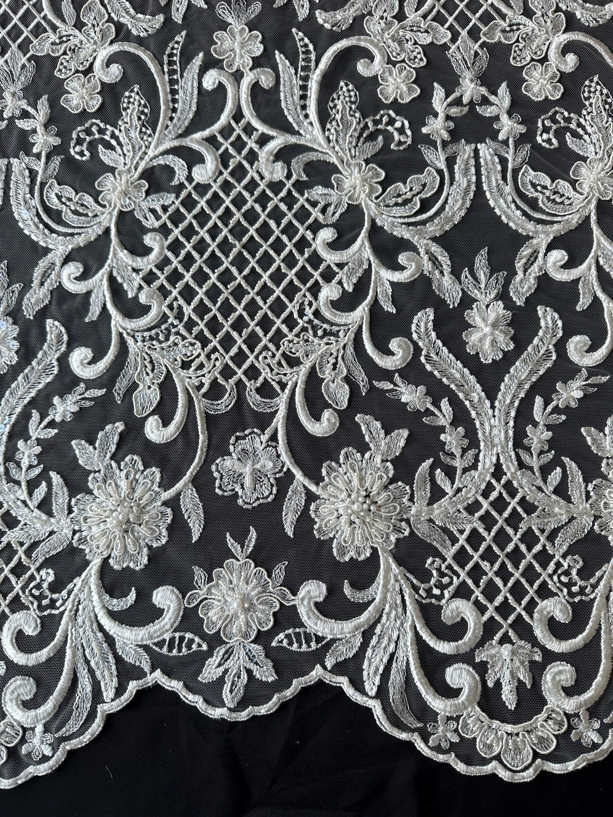 Elfenbeinfarbene, perlenbesetzte Gitterspitze - Zorb 