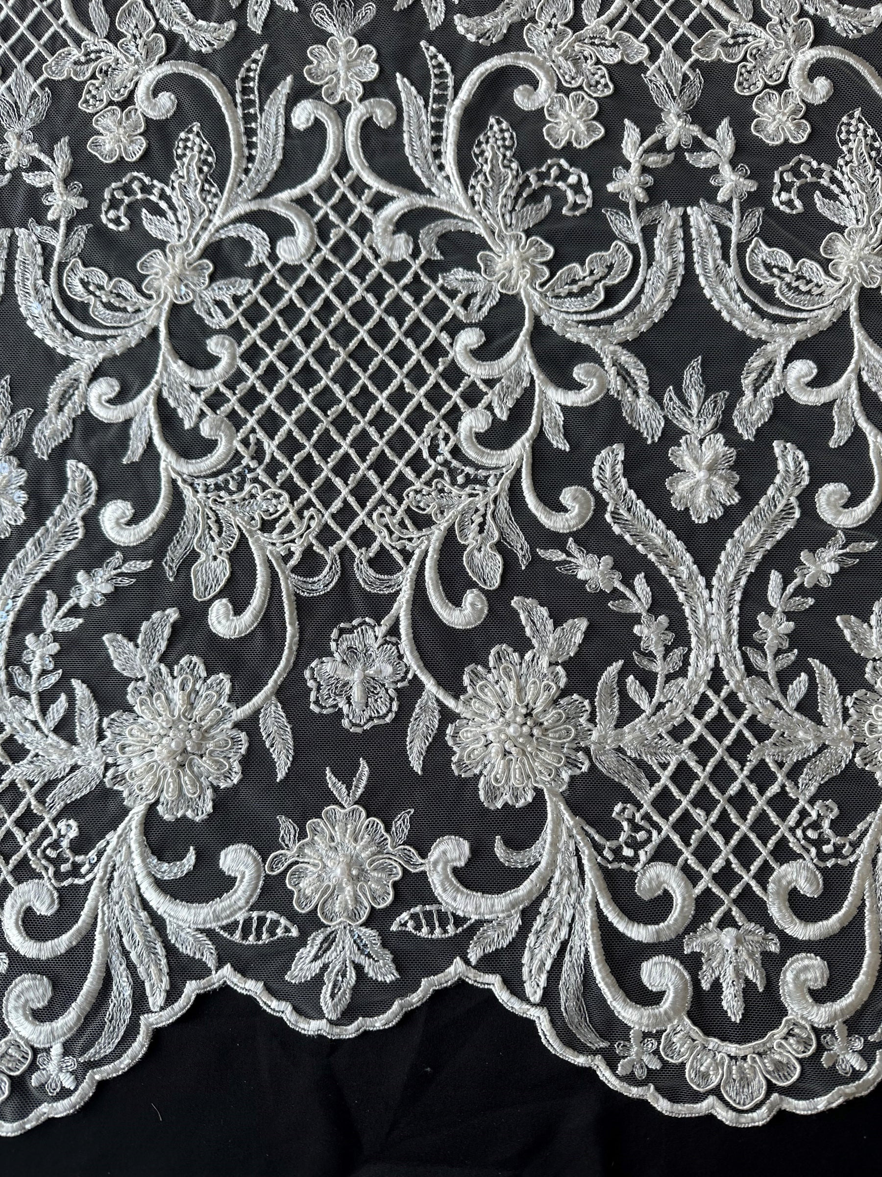 Elfenbeinfarbene, perlenbesetzte Gitterspitze - Zorb 