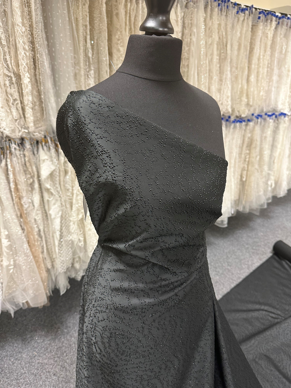 Schwarzer Jacquard-Stoff mit Punkten – Glee