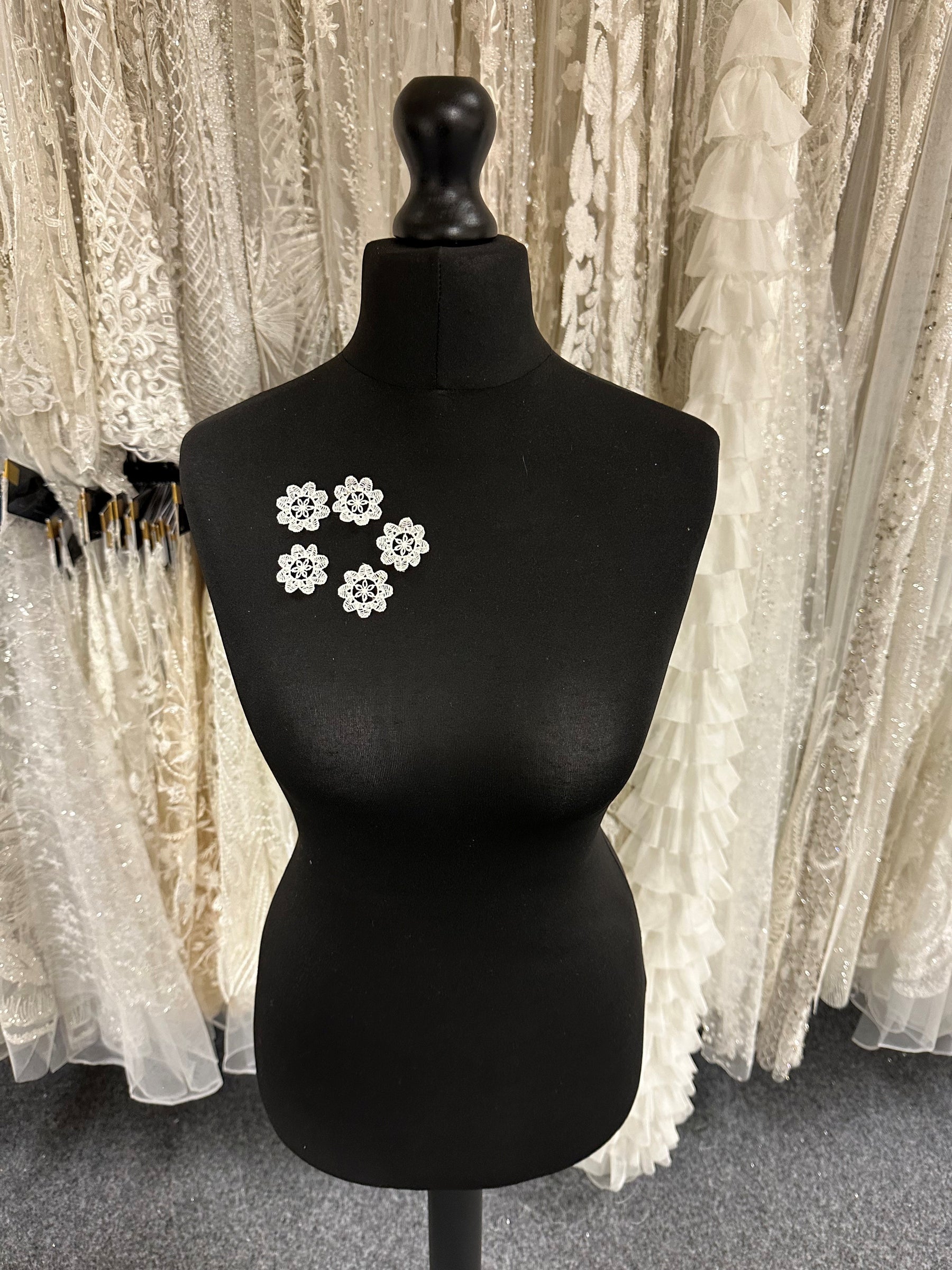 Elfenbein bestickte Blume – MM0007 (Beutel mit 144 Stück)