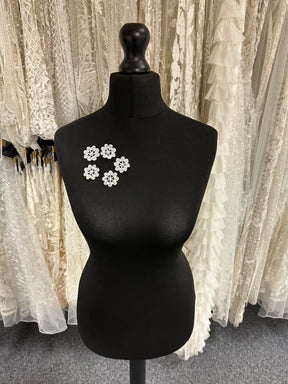 Elfenbein bestickte Blume – MM0007 (Beutel mit 144 Stück)