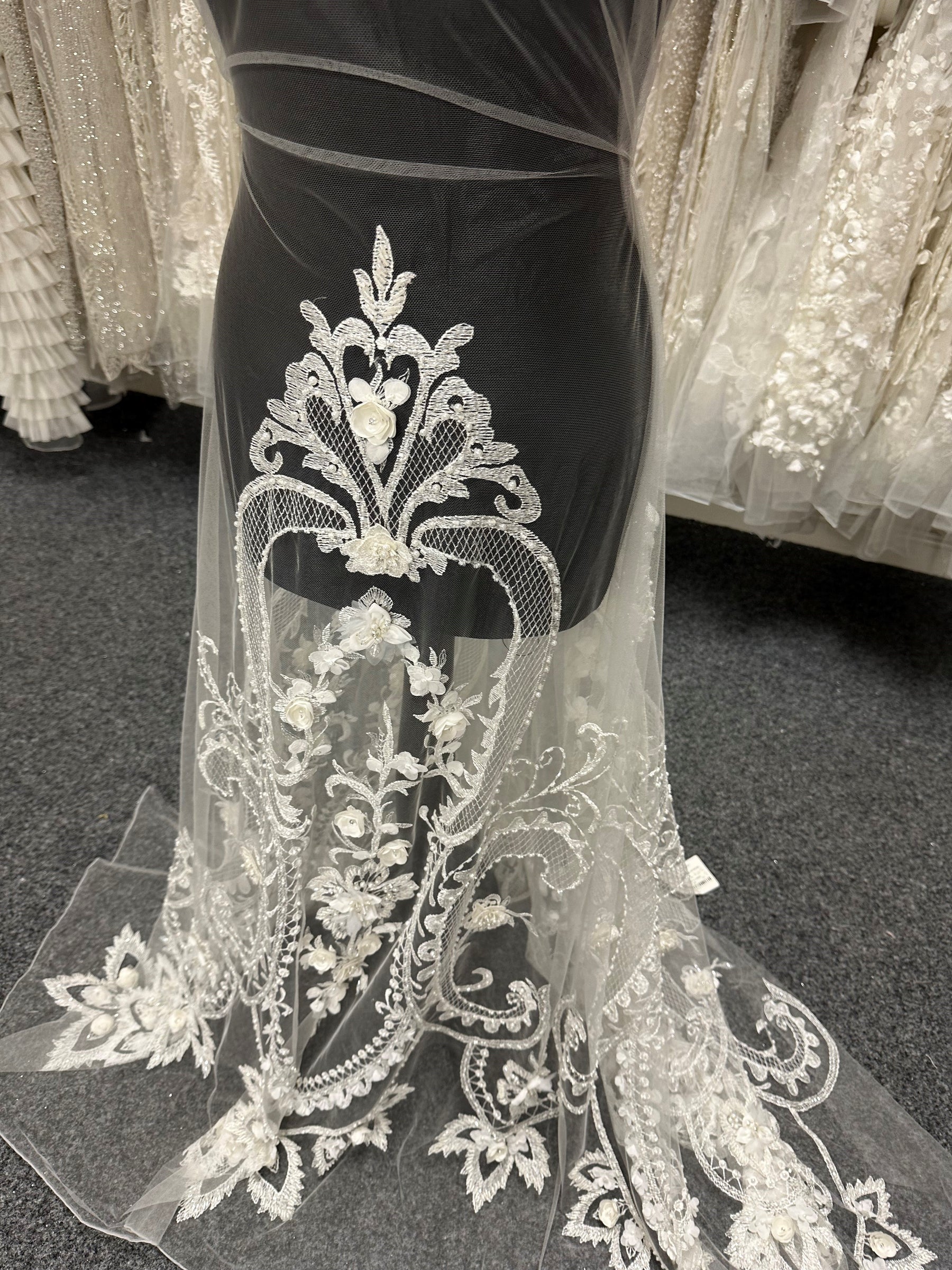 Elfenbeinfarbene Perlenspitze – Simone