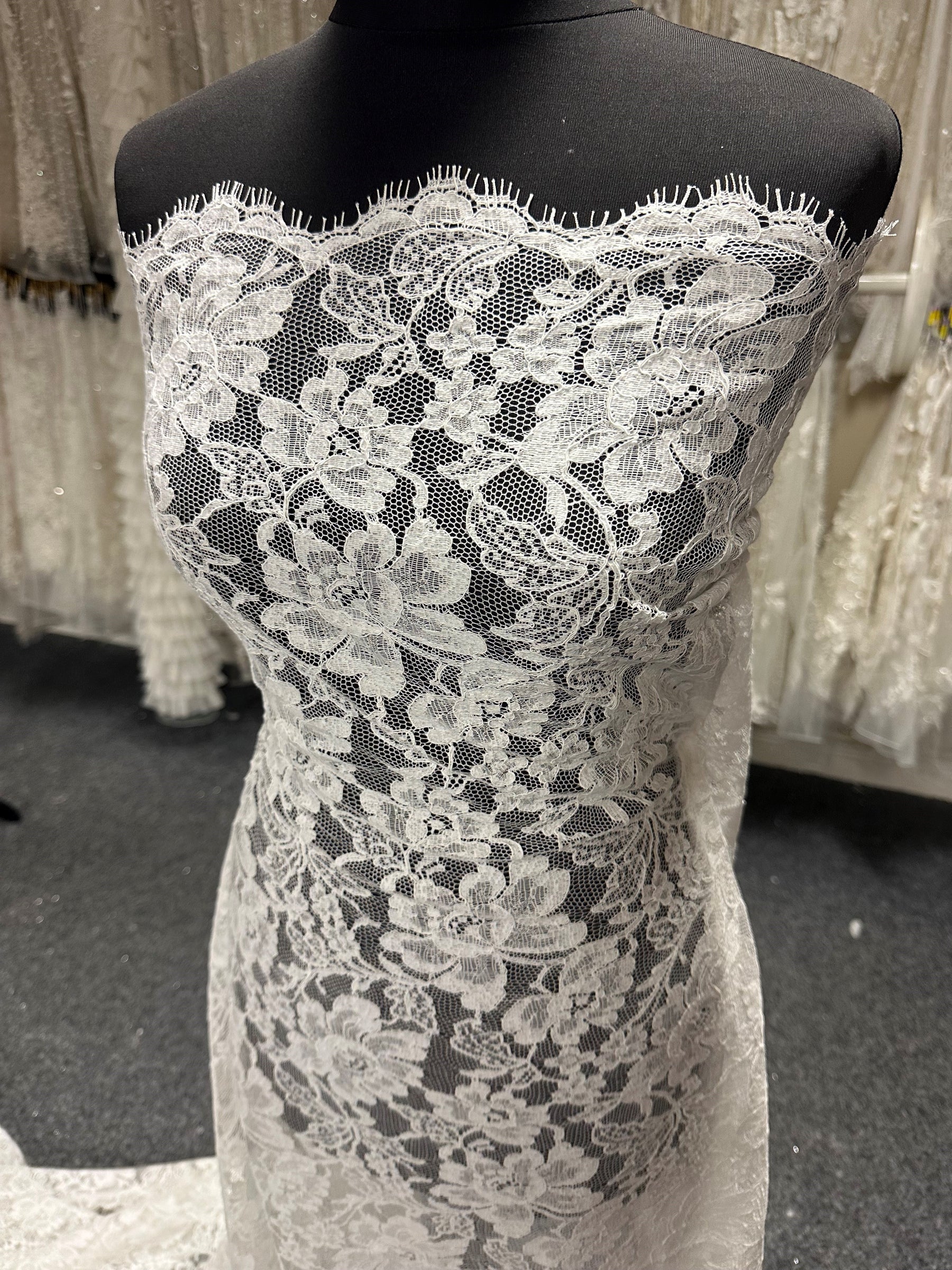 Elfenbeinfarbener Chantilly-Spitzenbesatz mit Kordel - Grusso