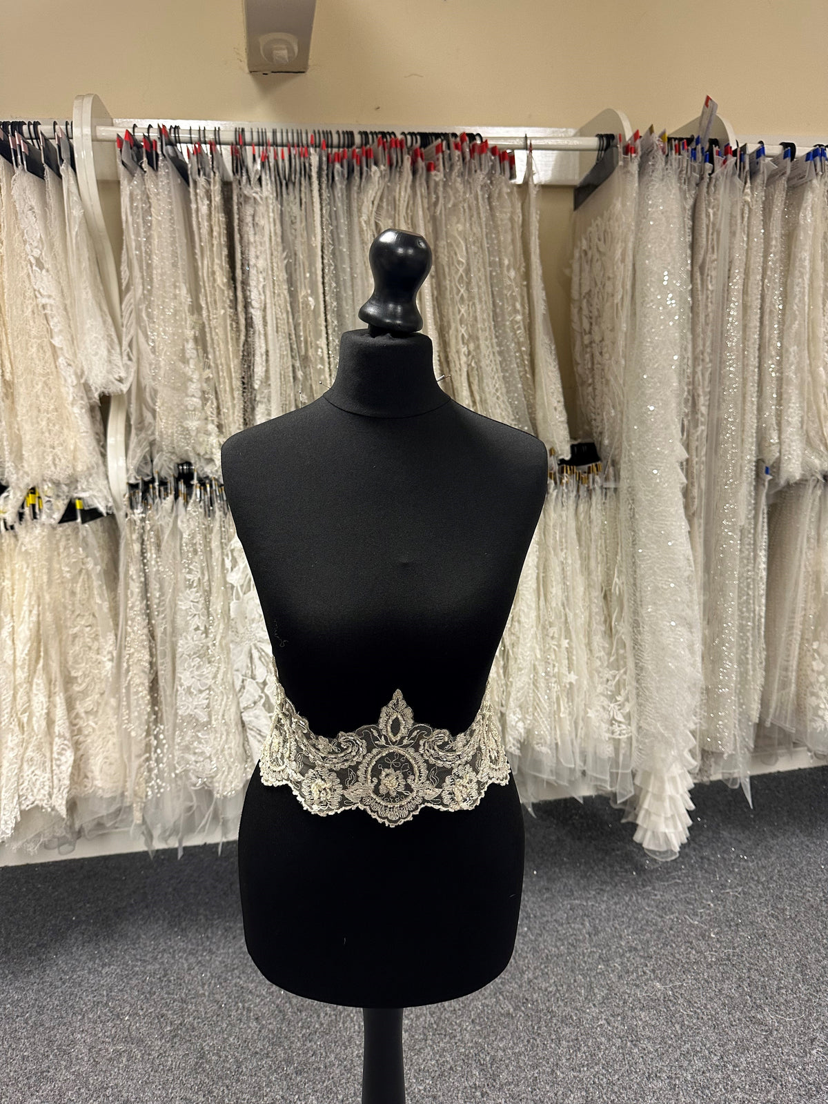 Cappuccino-Stickerei-Spitzenborte - Saftig (CF T 052)