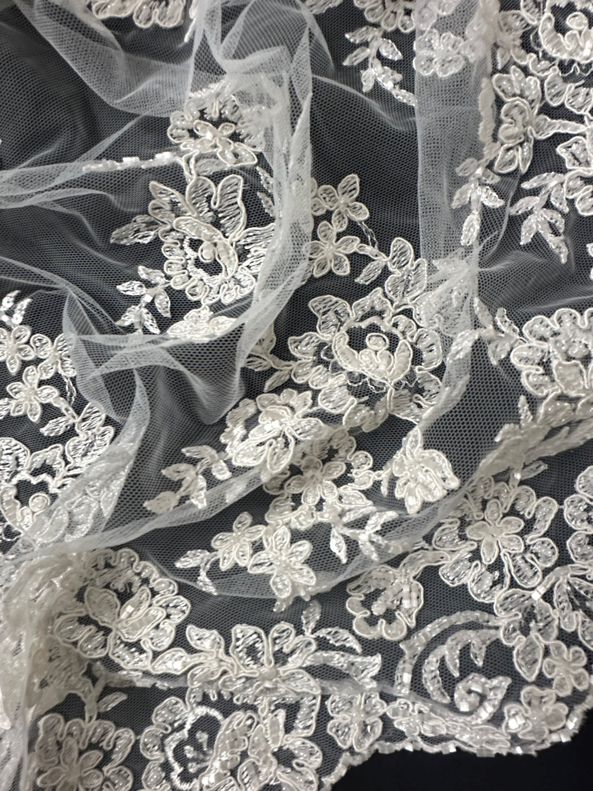 Elfenbeinfarbene, perlenbesetzte Brautspitze - laut