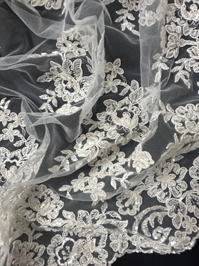 Elfenbeinfarbene, perlenbesetzte Brautspitze - laut