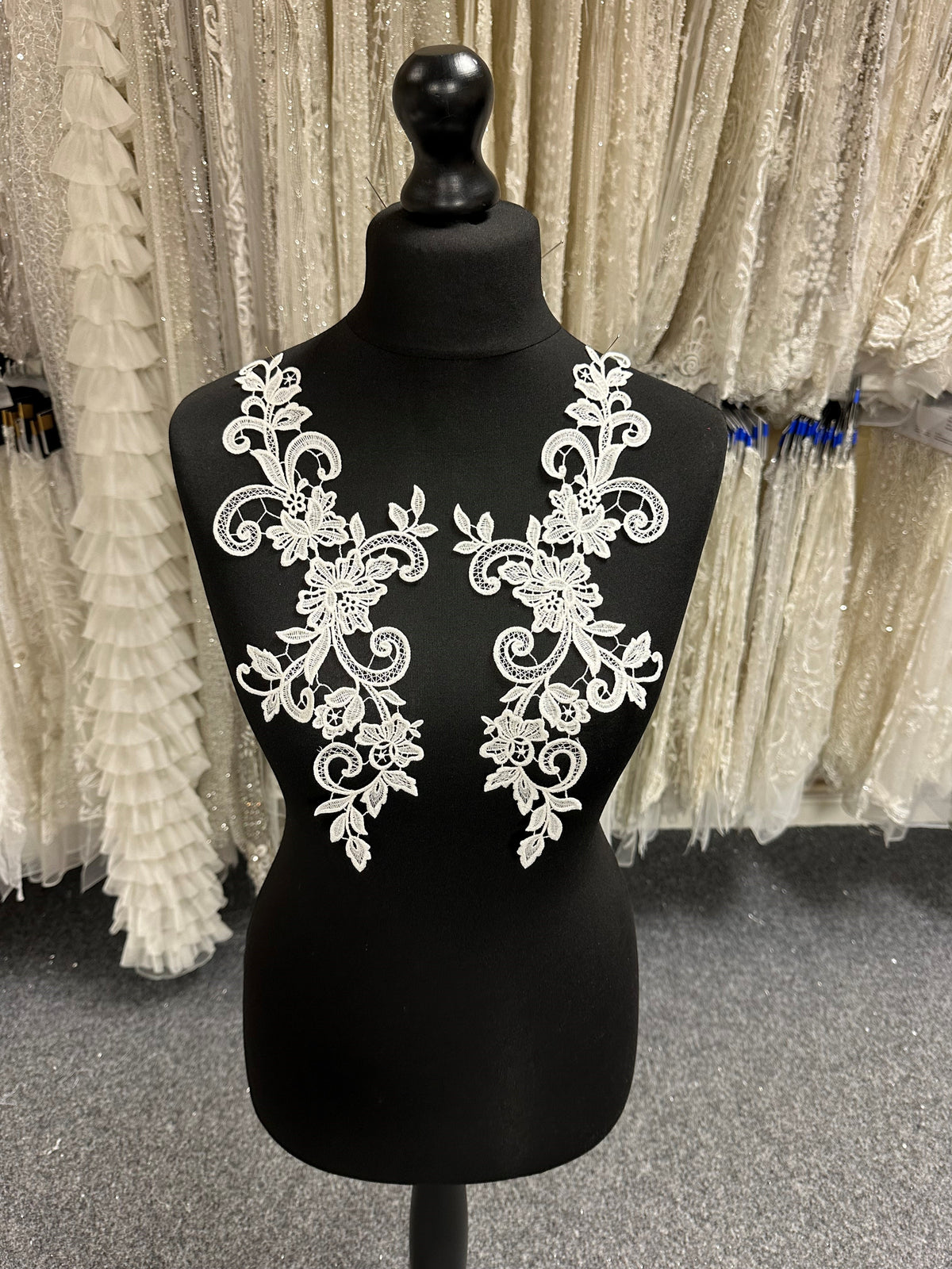 Elfenbeinfarbene Guipure-Spitzenapplikationen – Akut