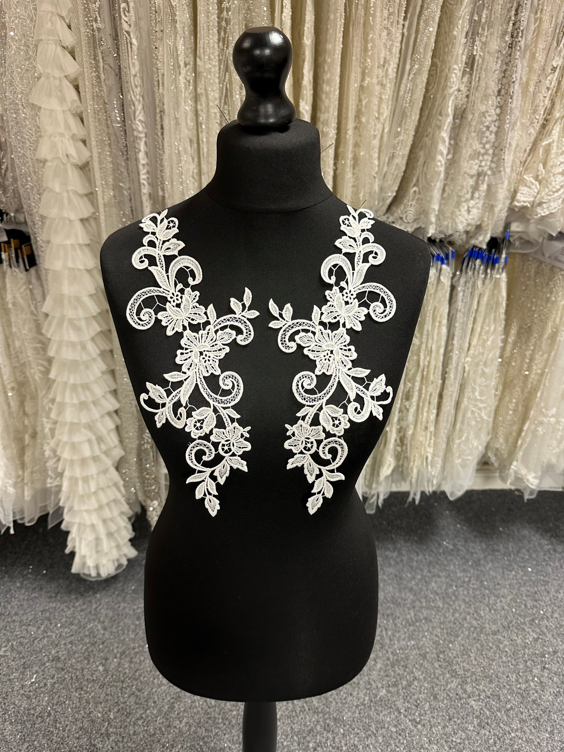 Elfenbeinfarbene Guipure-Spitzenapplikationen – Akut