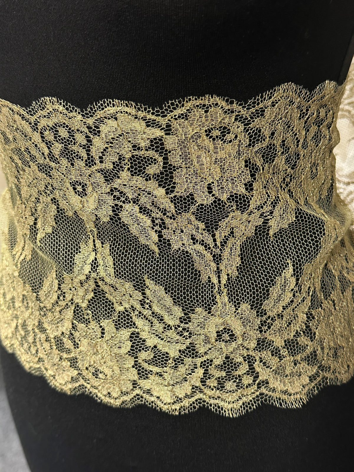 Goldfarbener Chantilly-Spitzenbesatz – Alazne