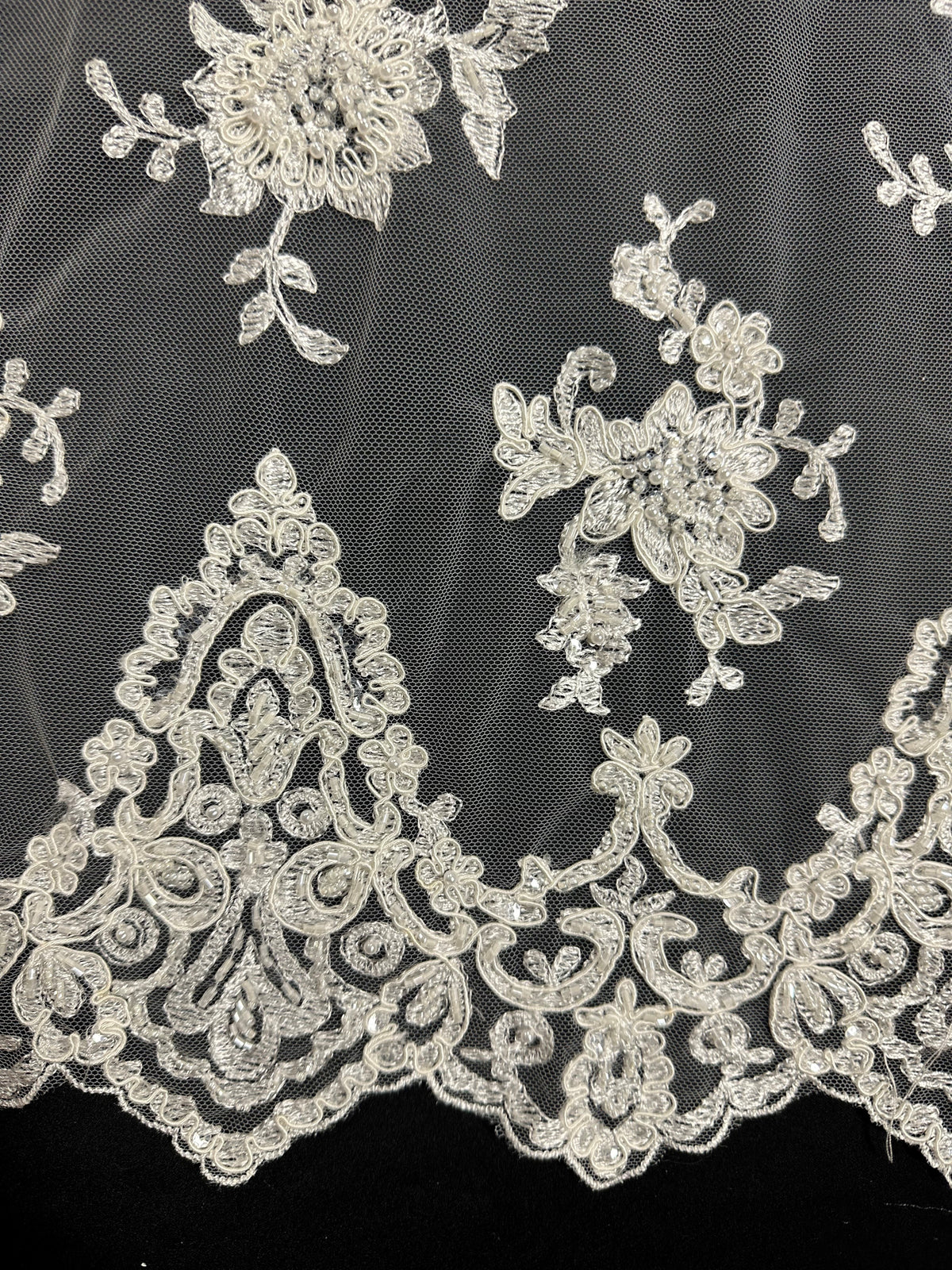 Elfenbeinfarbene Perlen- und Kordelspitze - Ziggurat (CF Zara Spitze) 