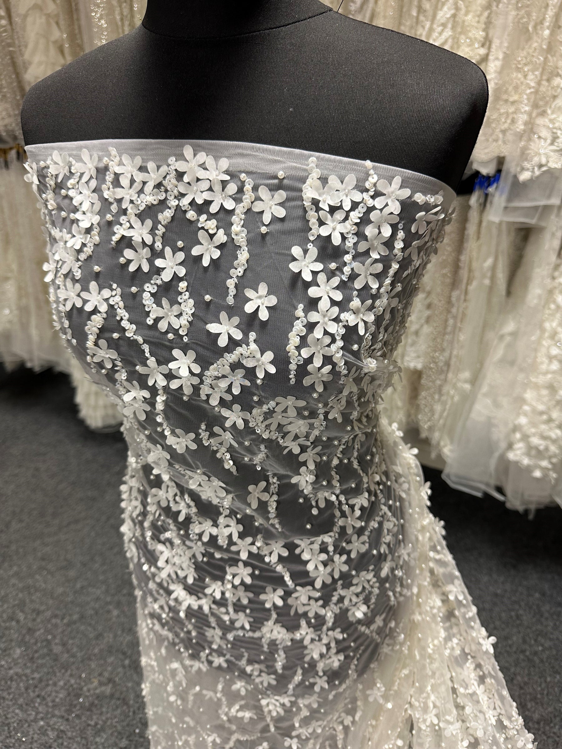 Elfenbeinfarbene, perlenbesetzte Laserspitze - Medaillon