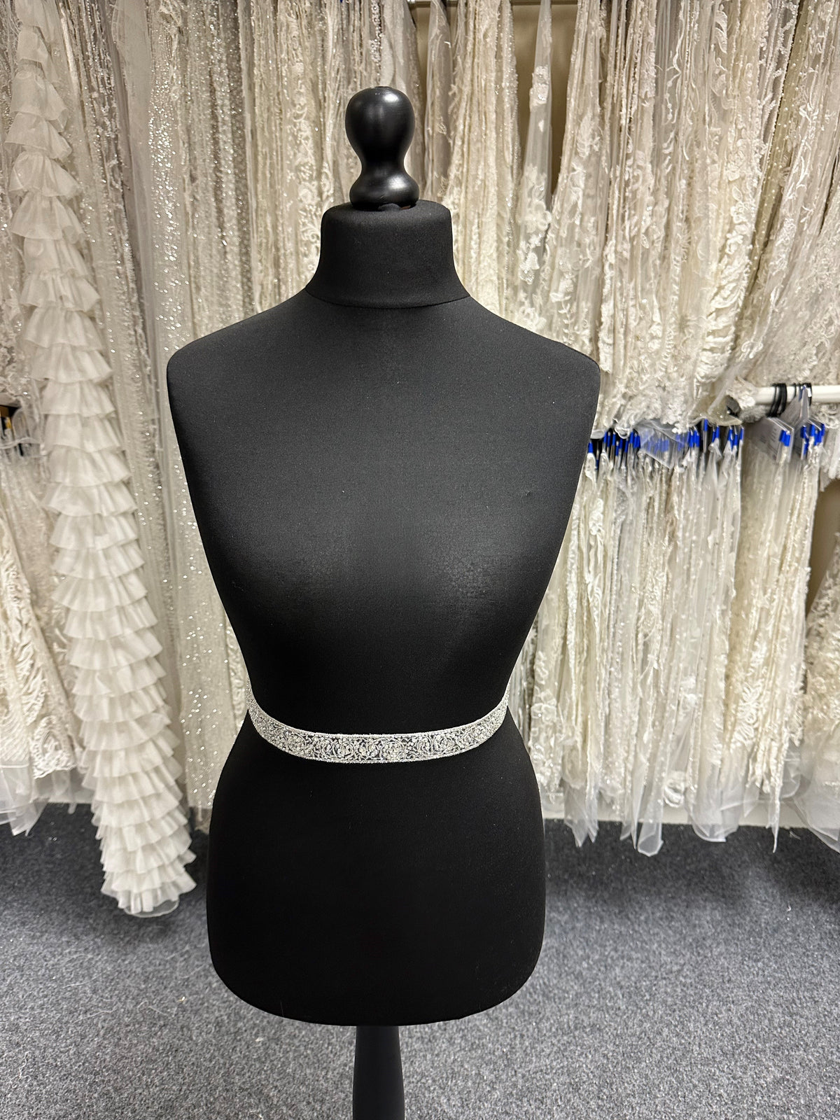 Elfenbeinfarbener Kristallbesatz – Copium