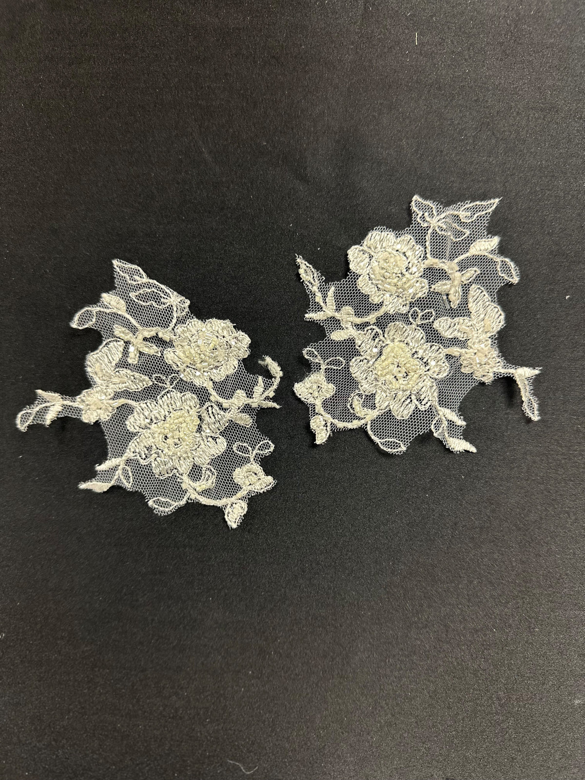 Elfenbeinfarbene, perlenbesetzte Spitzenapplikationen - Saftig