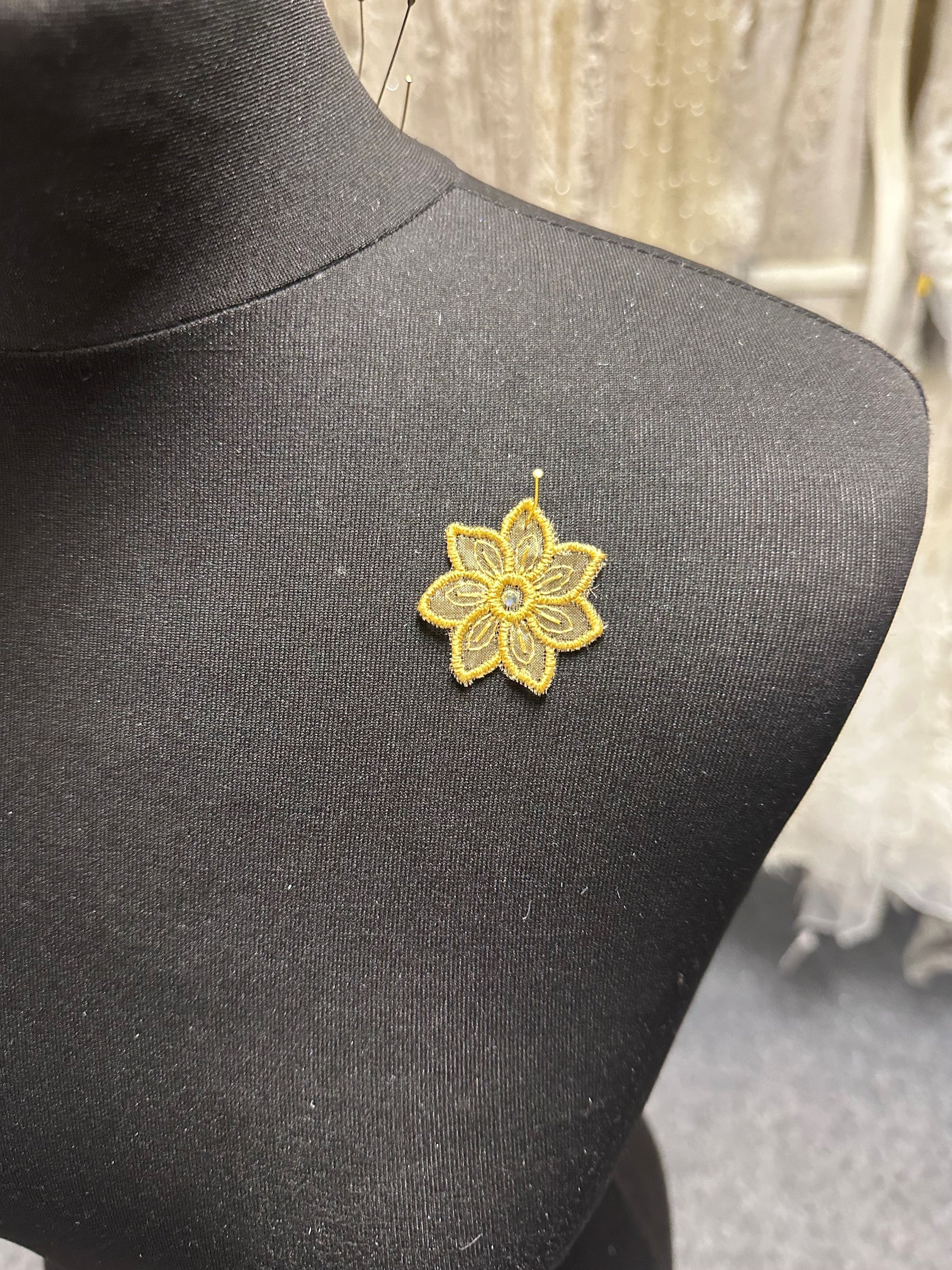 Goldenes Gänseblümchenmotiv mit Swarovski-Kristallen – Aladdin