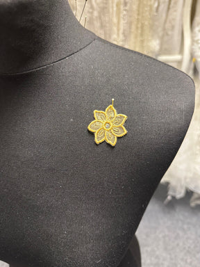 Goldenes Gänseblümchenmotiv mit Swarovski-Kristallen – Aladdin