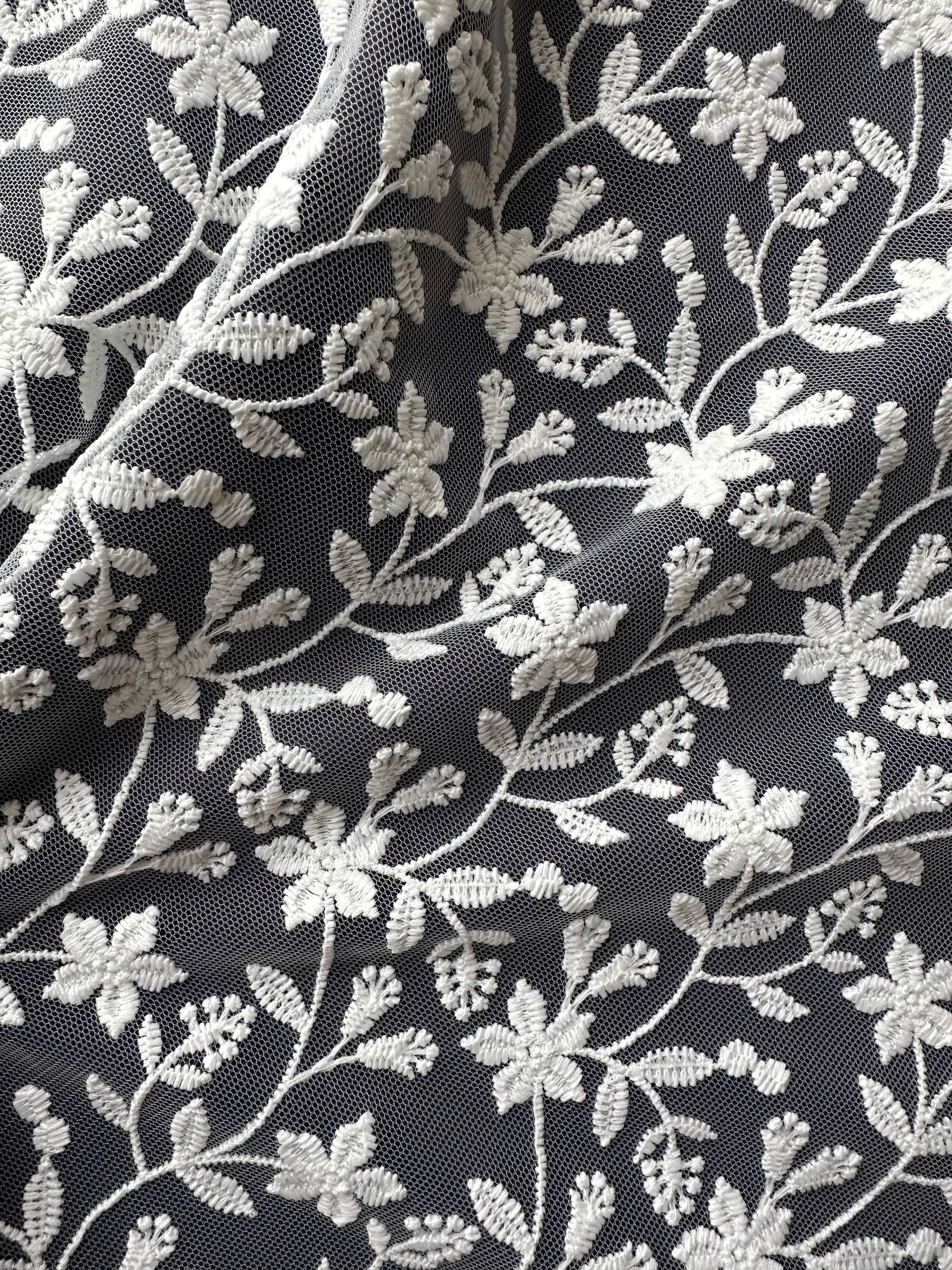 Elfenbeinfarbene, bestickte Blumenspitze - Lizzy