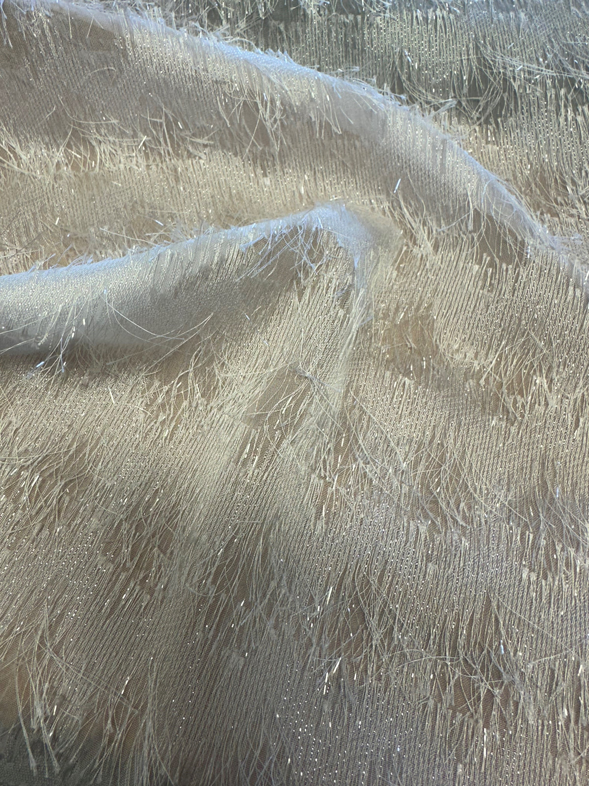 Elfenbeinfarbener, schimmernder Quastenstoff - Zuneigung