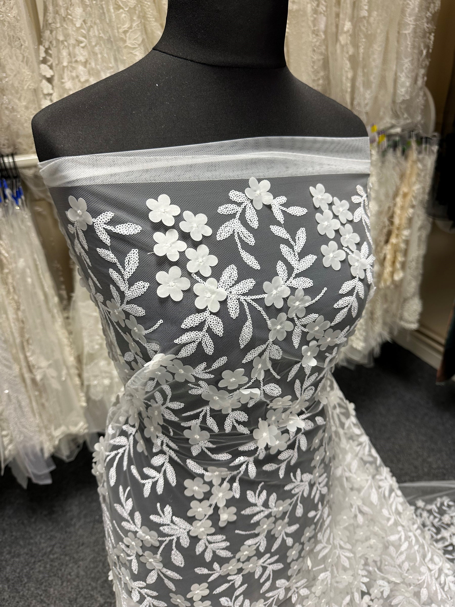 Elfenbeinfarbene 3D-Stickspitze – Finch (CF Florence)