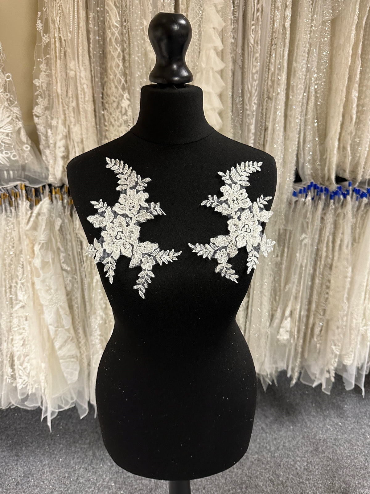 Elfenbeinfarbene Pailletten-Spitzenapplikationen – Ondine