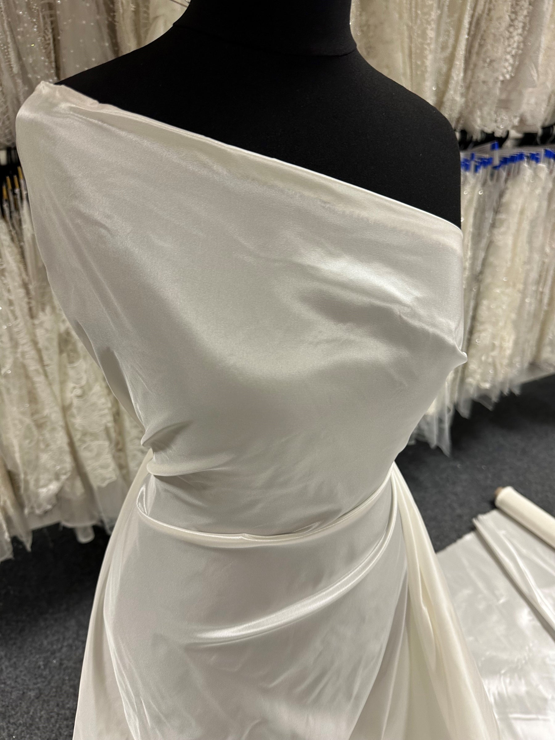 Elfenbeinfarbener Polyester-Taft - P600