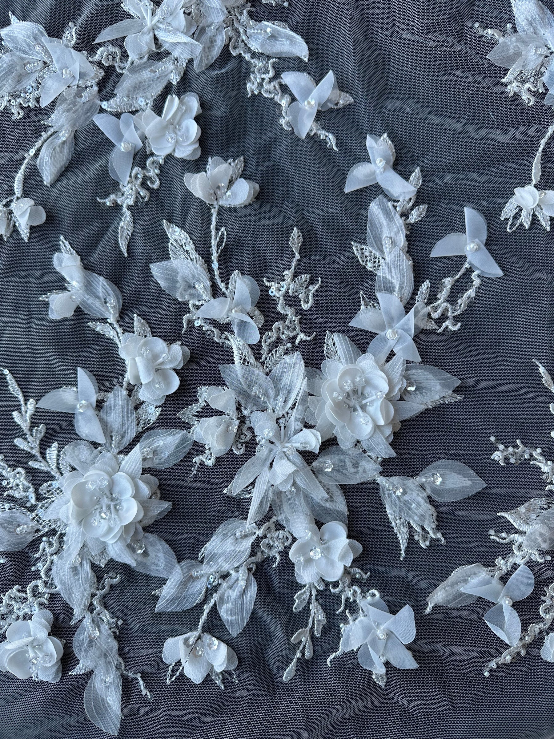 Elfenbeinfarbene 3D-Blumenspitze – Oktober