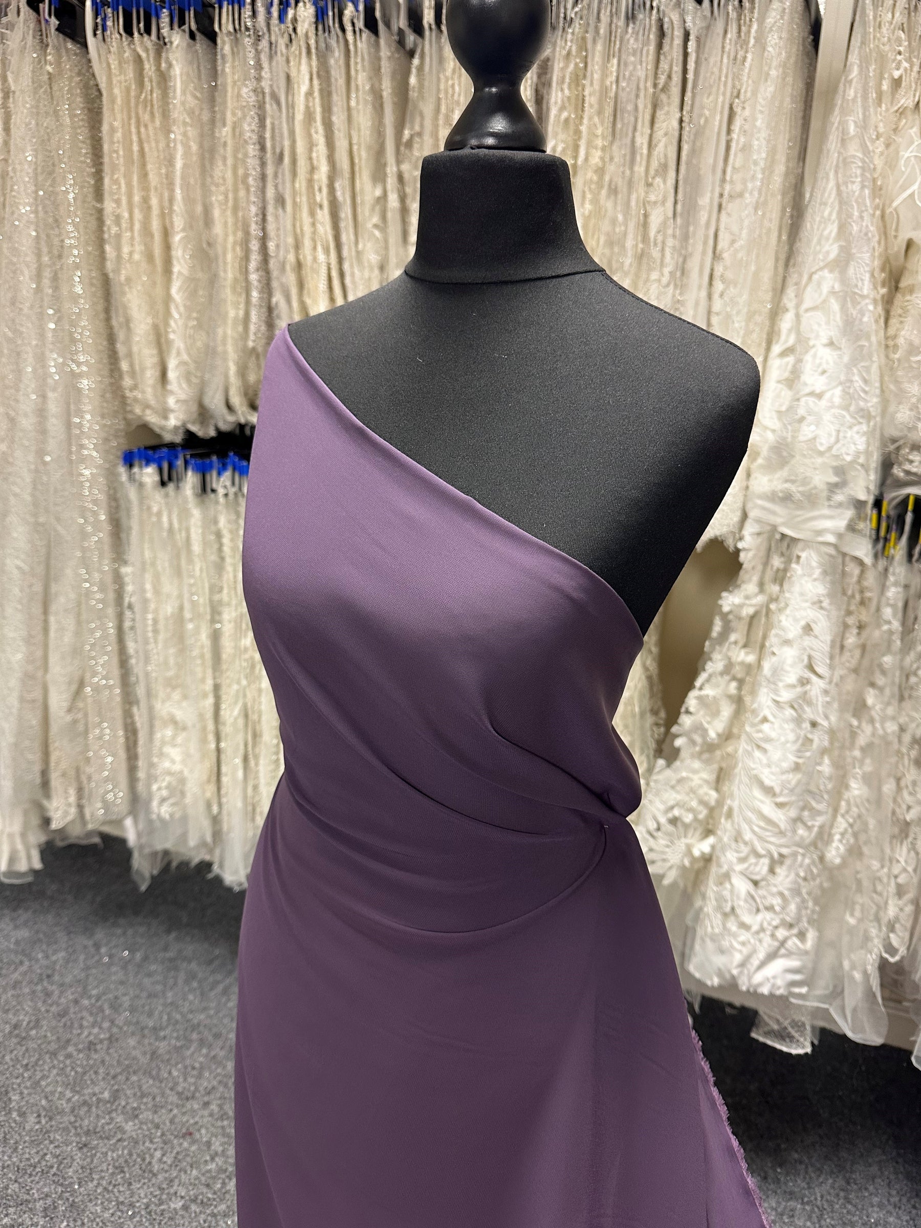 Auberginefarbener Polyester-Chiffon-Stoff – Serendipity