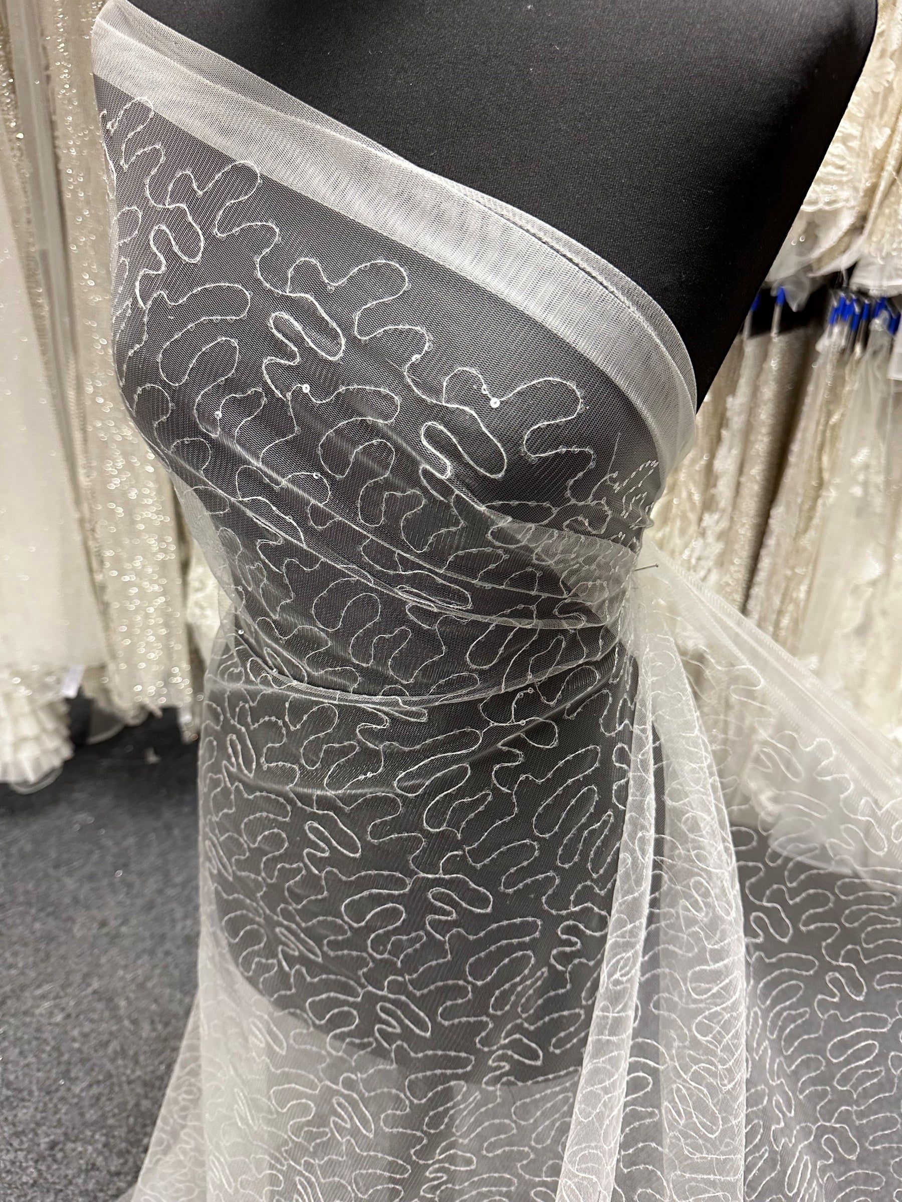 Elfenbeinfarbener Pailletten-Tüll im Mäandermuster - Aplomb